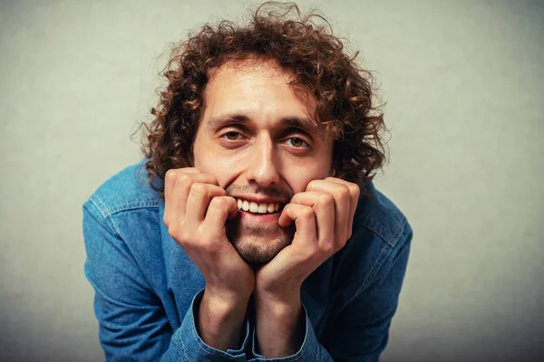 Adam tırnaklarını yiyor.