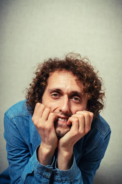 Adam tırnaklarını yiyor.