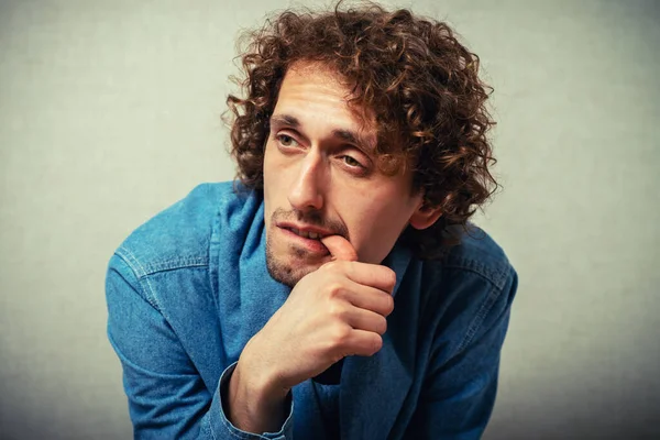 Adam tırnaklarını yiyor.