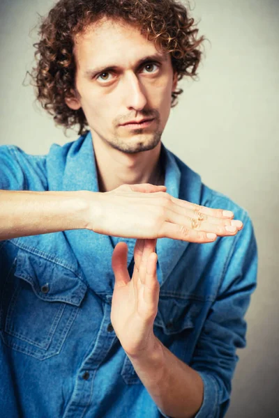 Stüdyo arka planında durma gösteren adam