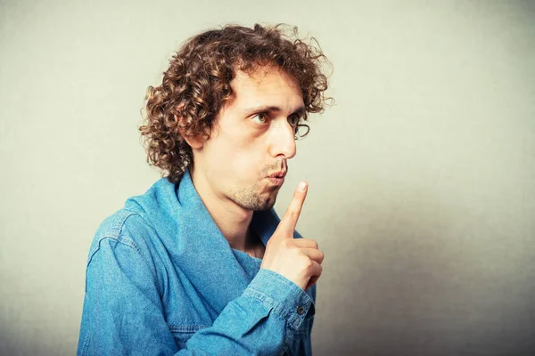 Hombre Pelo Rizado Pide Silencio Mantiene Dedo Boca — Foto de Stock