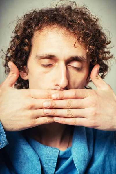 Uomo Dai Capelli Ricci Copre Bocca Con Mani — Foto Stock