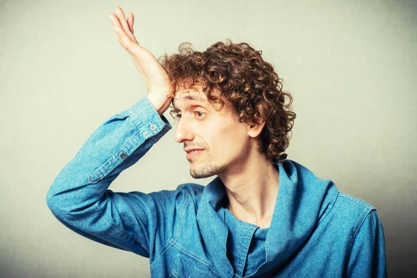 Kıvırcık saçlı adam bir hata yaptı.