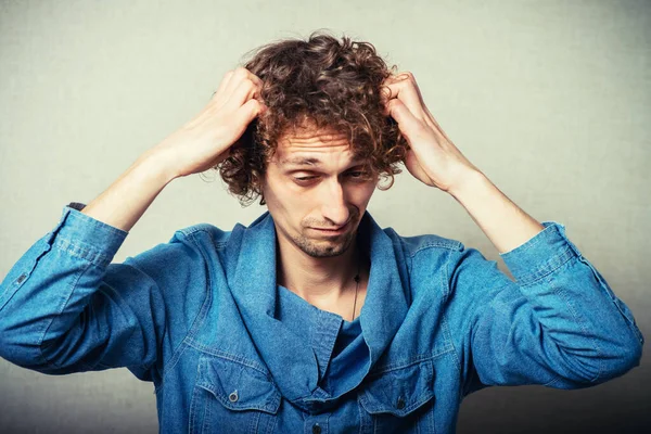 Joven Sosteniendo Dedo Sien Pensando — Foto de Stock