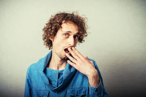 Fotoğraf stüdyosunda poz veren adam. 