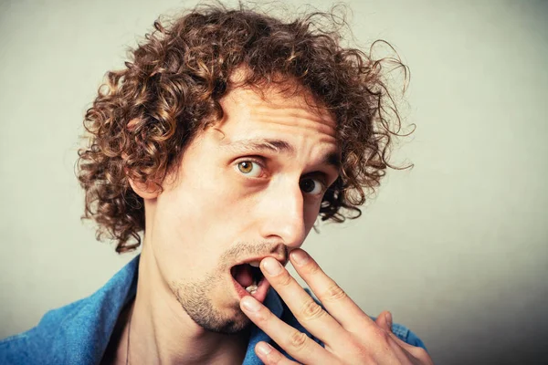 Retrato Del Hombre Rizado Posando — Foto de Stock