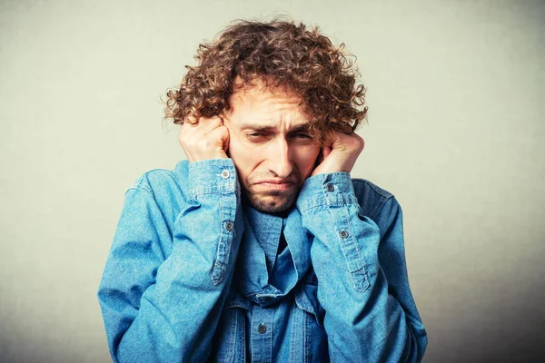 Kıvırcık adamın portresi 