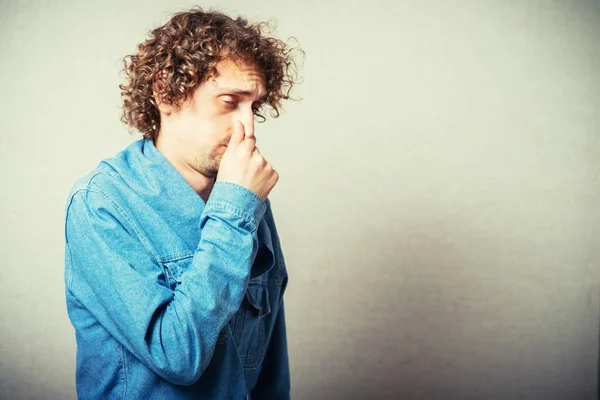 Krullende Man Poseren Beige Achtergrond — Stockfoto