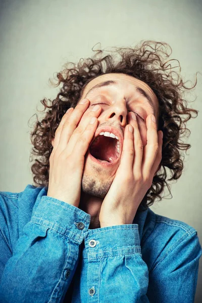 Joven Rizado Llorando Gritando Con Las Manos Cara Sobre Fondo — Foto de Stock