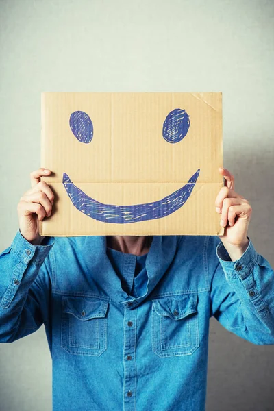 Homem Encaracolado Com Cartão Kraft Vez Uma Cabeça Sorriso Alegre — Fotografia de Stock