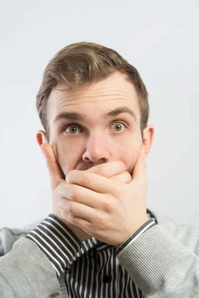 Känslomässig Man Hålla Munnen Stängd Med Händerna — Stockfoto