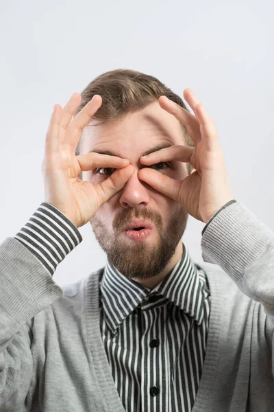 Hombre Serio Con Mano Sobre Los Ojos Mirando Través Los — Foto de Stock