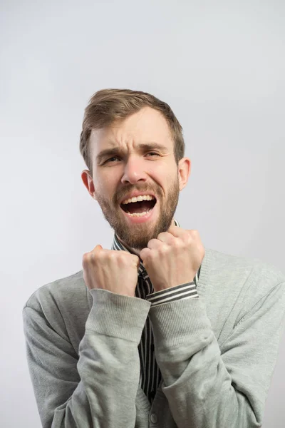 Jeune Homme Célébrant Dans Studio Photo — Photo