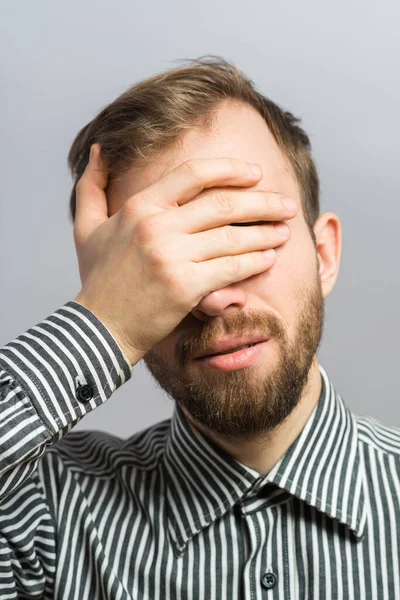 Jeune Homme Ferme Les Yeux Avec Ses Mains — Photo