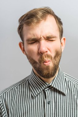 Adam yanaklarını emiyor.