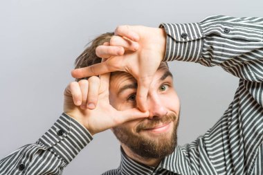 Yöneticinin elleriyle yaptığı çerçeveye odaklan.