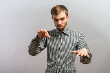 Beyaz arka planda pis kokulu bir izole edilmiş genç adam.