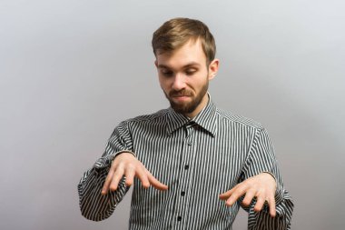 Yüzünde tiksinti ifadesi olan, beyaz arka planda soyutlanmış yakışıklı bir adamın yakın plan portresi.