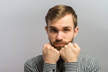 Kameraya bakan genç bir adamın portresi..