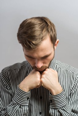 Gri üzerine izole edilmiş iş adamı. 