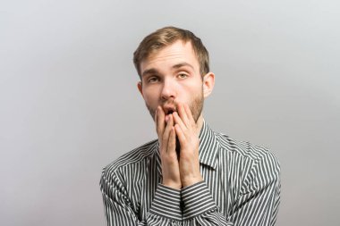 Yorgun genç adam uyumak istiyor.