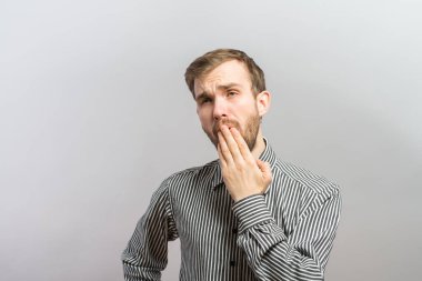 Bir adam fotoğraf stüdyosunda esniyor.