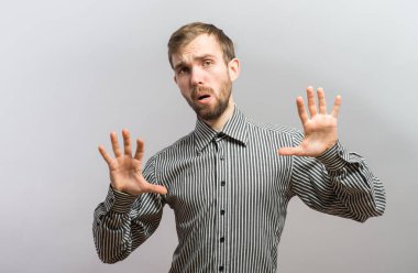 Sakinleşme işareti olan bir adam izole edilmiş.