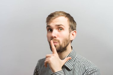 Sessiz adam hareketi yapıyor. 