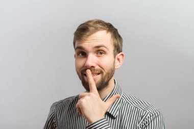 Sessiz adam hareketi yapıyor.