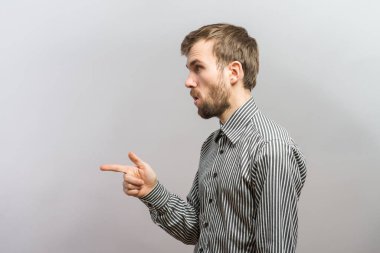 İşaret parmağı sola doğru.