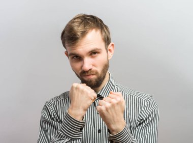 Kızgın genç adamın, işçinin, işçinin, çalışanın, yumrukları havada, ağzı açık bağıran, izole bir iş adamının yakın plan profil portresi. Olumsuz duygu yüz ifadesi duygusu