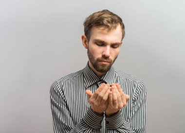 Elinde bir şey tutan adam