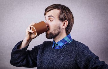 Kahve içen adamlar. Açık havada kahve içen adamların yakın çekimi.