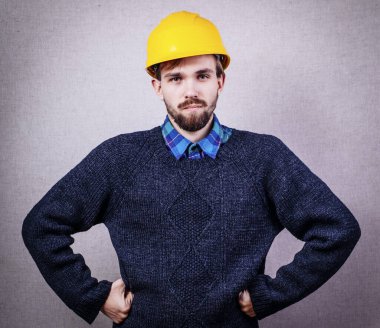 Sarı kasklı genç bir adam.