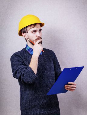 Miğferli genç inşaatçı projeyi düşündü