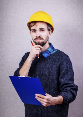 Miğferli genç inşaatçı projeyi düşündü