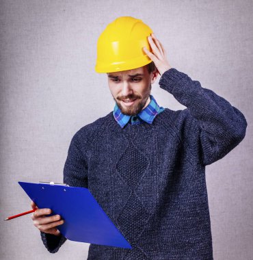 Miğferli genç inşaatçı projeyi düşündü