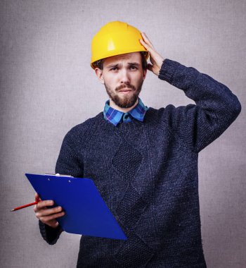 Miğferli genç inşaatçı hayal kırıklığına uğradı