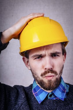 Miğferli genç inşaatçı hayal kırıklığına uğradı