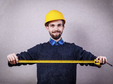 Sarı mezuralı genç inşaatçı