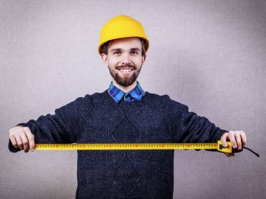 Sarı mezuralı genç inşaatçı