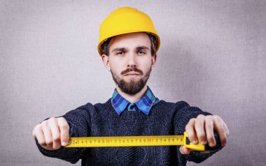 Sarı mezuralı genç inşaatçı