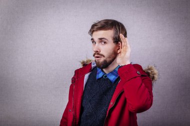 Konuşmalara kulak misafiri olan genç adam.