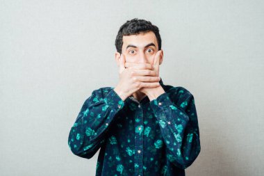 Duyarlı bir adam elleriyle ağzını kapalı tutar.