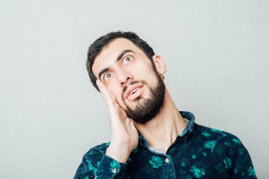 Başı ağrıyan genç iş adamı 