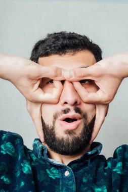 Adam ellerinden maske yapıyor.