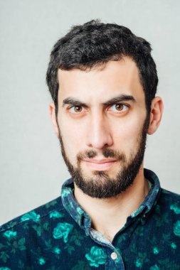 Üzgün suratlı adam