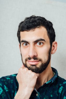 Stüdyoda yakışıklı bir iş adamı.