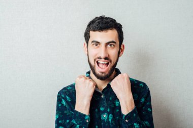 Kazanan gencin portresi. 