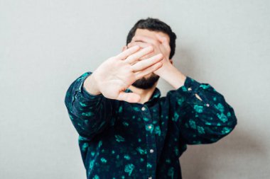 Kafkas görünümlü genç bir adamın durması gerekir..